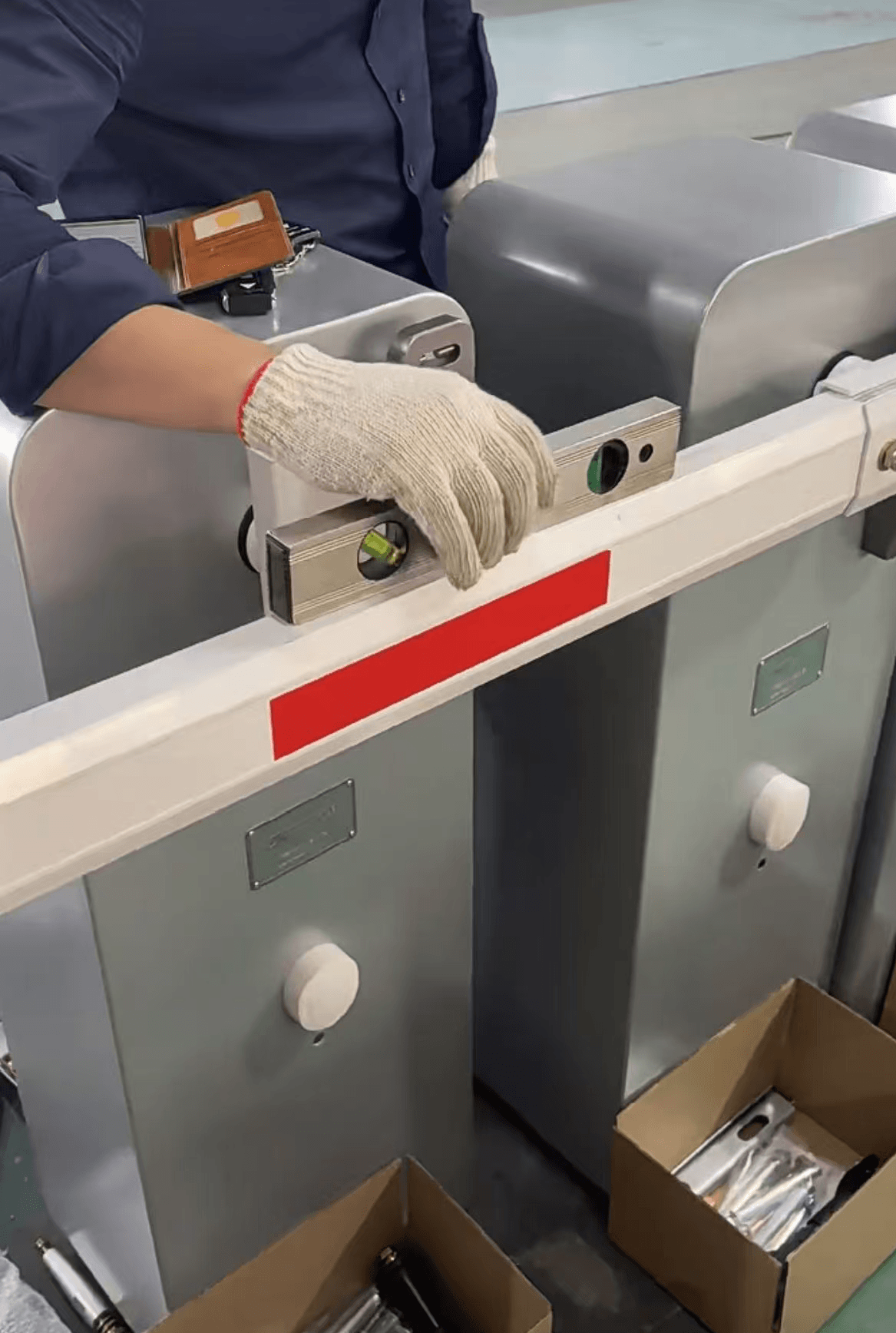 Use a spirit level to install the barrier arm and make sure the arm remains perfectly horizontal.